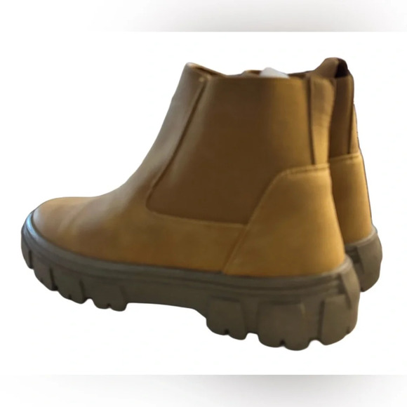 New Women’s Lug Sole Chelsea Boots. Elastic Ankle Boots With Low Heel. - Picture 5 of 7